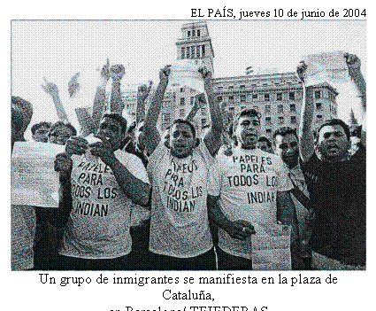 Cuadro de texto: EL PAÍS, jueves 10 de junio de 2004
Un grupo de inmigrantes se manifiesta en la plaza de Cataluña,
en Barcelona/ TEJEDERAS