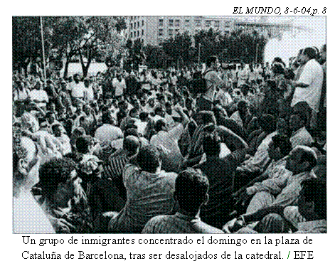Cuadro de texto: EL MUNDO, 8-6-04,p. 8
Un grupo de inmigrantes concentrado el domingo en la plaza de
Cataluña de Barcelona, tras ser desalojados de la catedral. / EFE